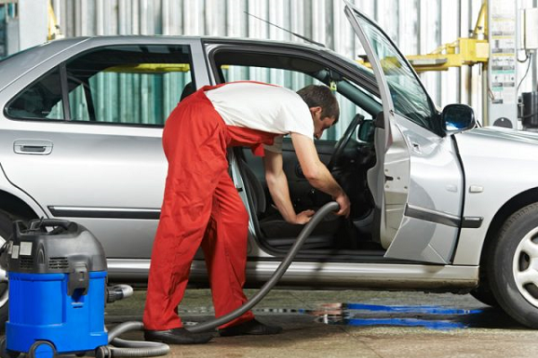 Limpiar el auto auto nuevo en buenas condiciones