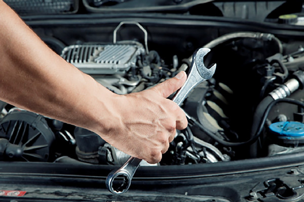Si estás equipado con un ventilador montado en la bomba de agua, inspecciona el conjunto ventilador/embrague del ventilador.