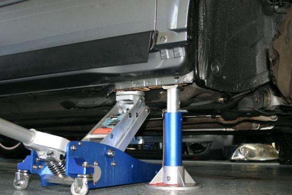 Asegura el auto con los soportes