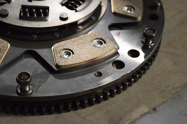 Como funciona el pedal del embrague de tu auto Como funciona el pedal del embrague de tu auto