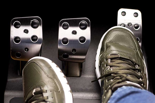 Como funciona el pedal del embrague de tu auto Como funciona el pedal del embrague de tu auto