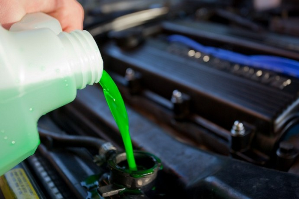 cuáles son los fluidos más importantes del auto