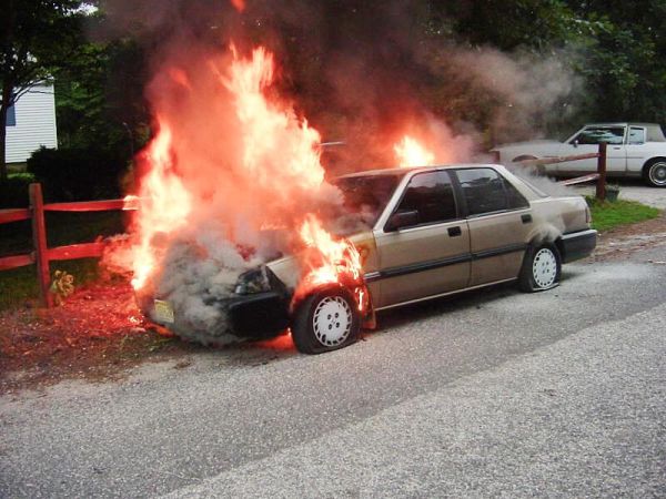 Automóvil incendiado
