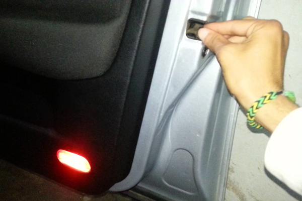 reparar una puerta de auto que no cierra