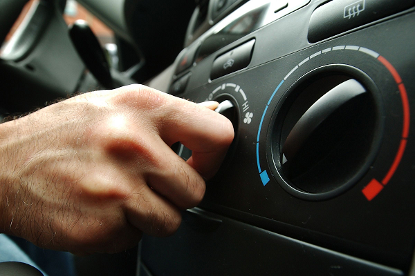 recargar el sistema de aire acondicionado del auto