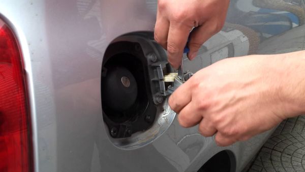 Cierra bien la tapa del tanque de combustible Cierra bien la tapa del tanque de combustible